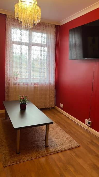 אדמונטון Palaz 6 - 2 Bedroom Flat מראה חיצוני תמונה